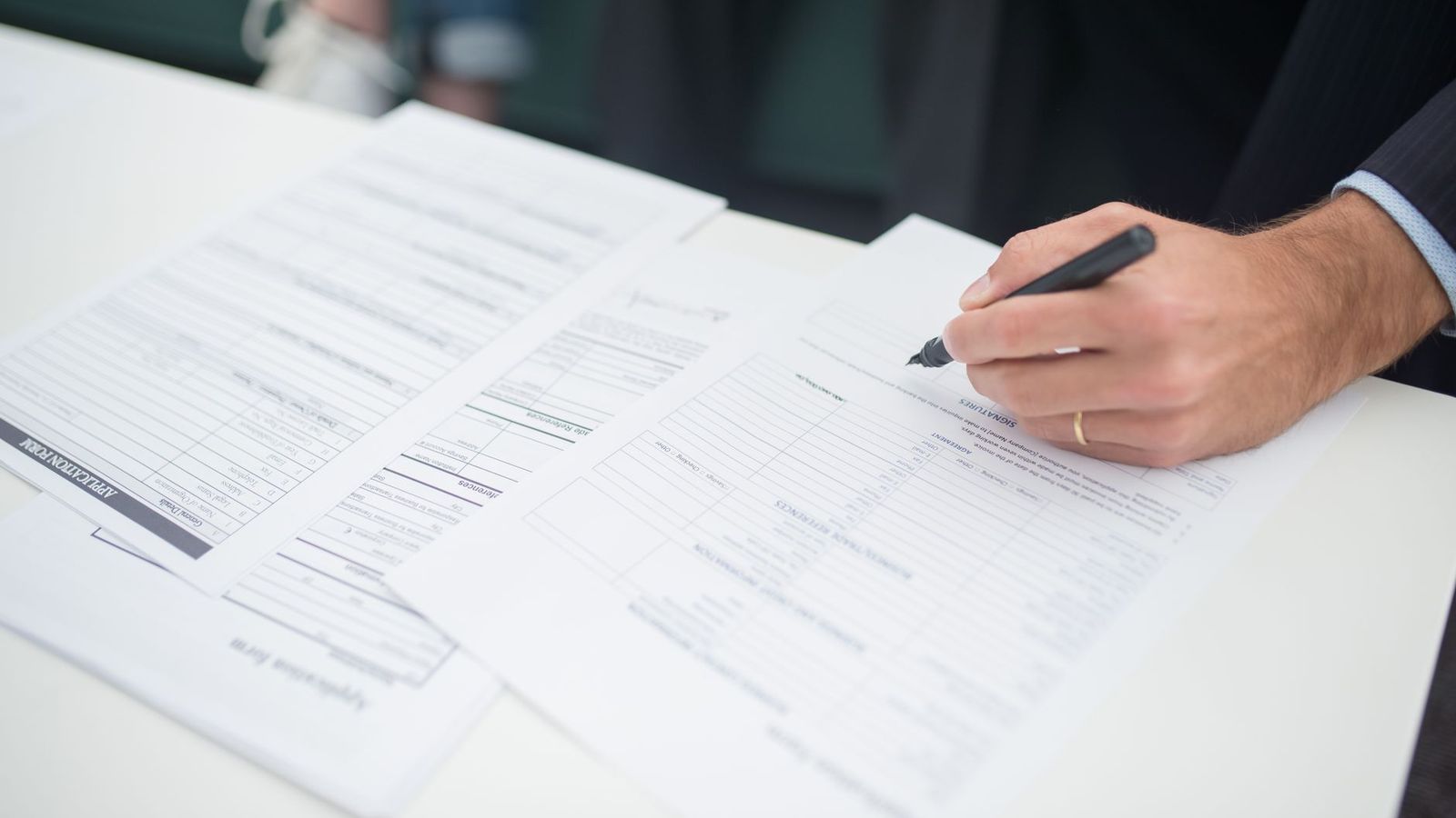 Un formulaire d'assurance rempli a la main sur une table