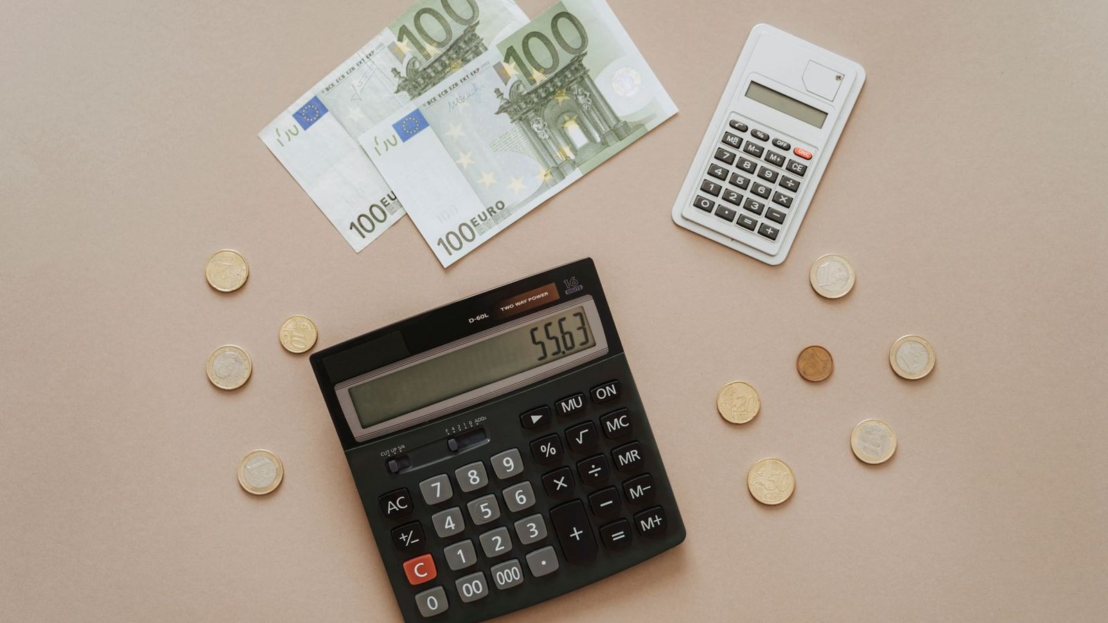 Une calculatrice et de l'argent sur une table
