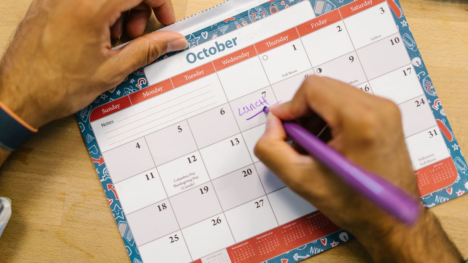 Un calendrier de suivi pose sur un bureau