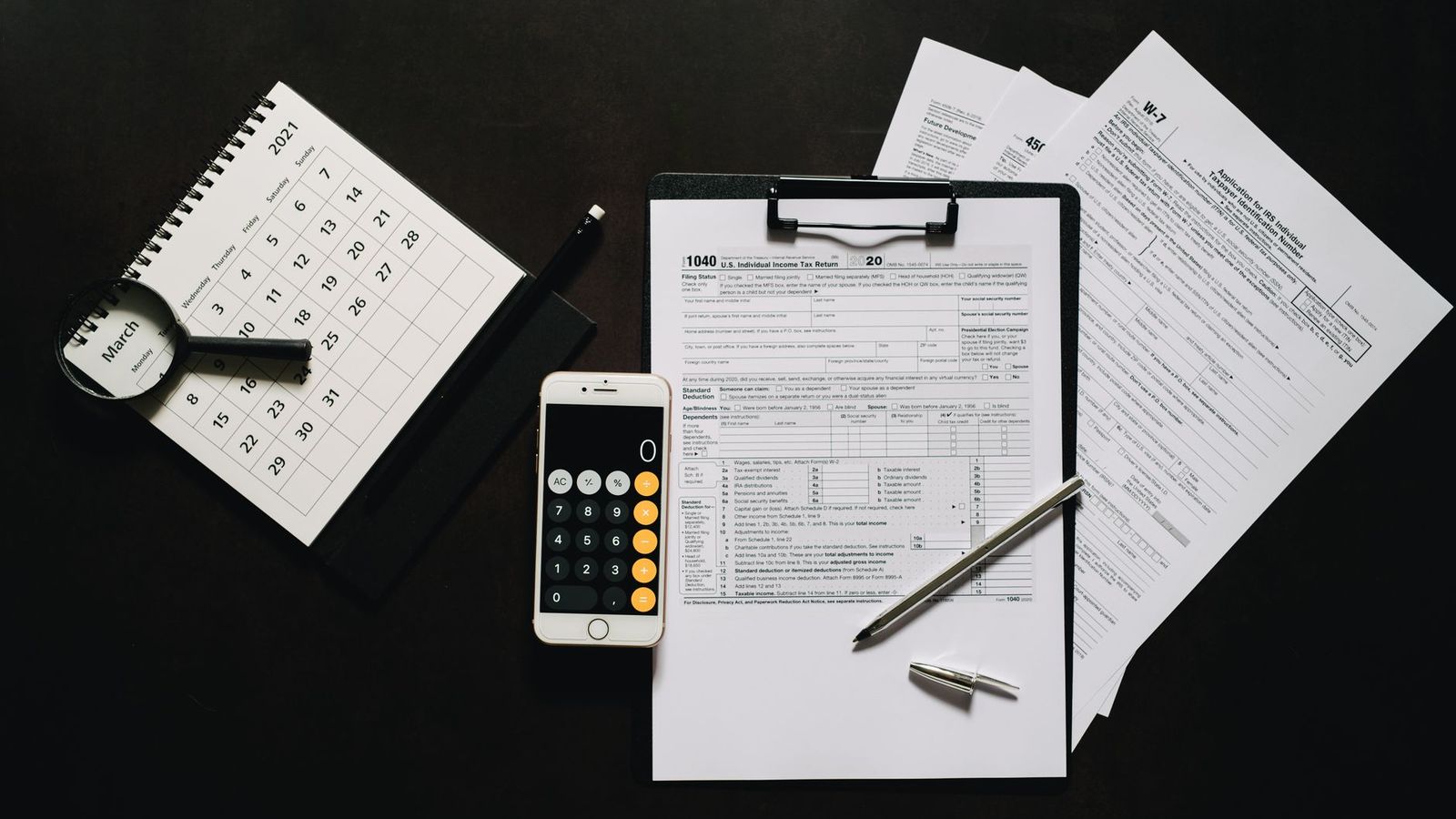 Des formulaires fiscaux sur un bureau
