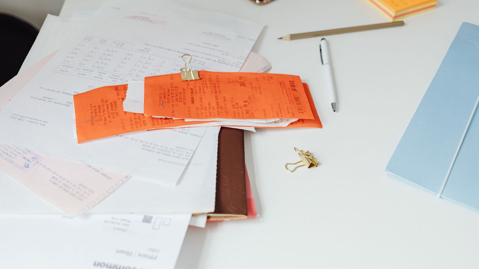 Des factures et des recus empiles
