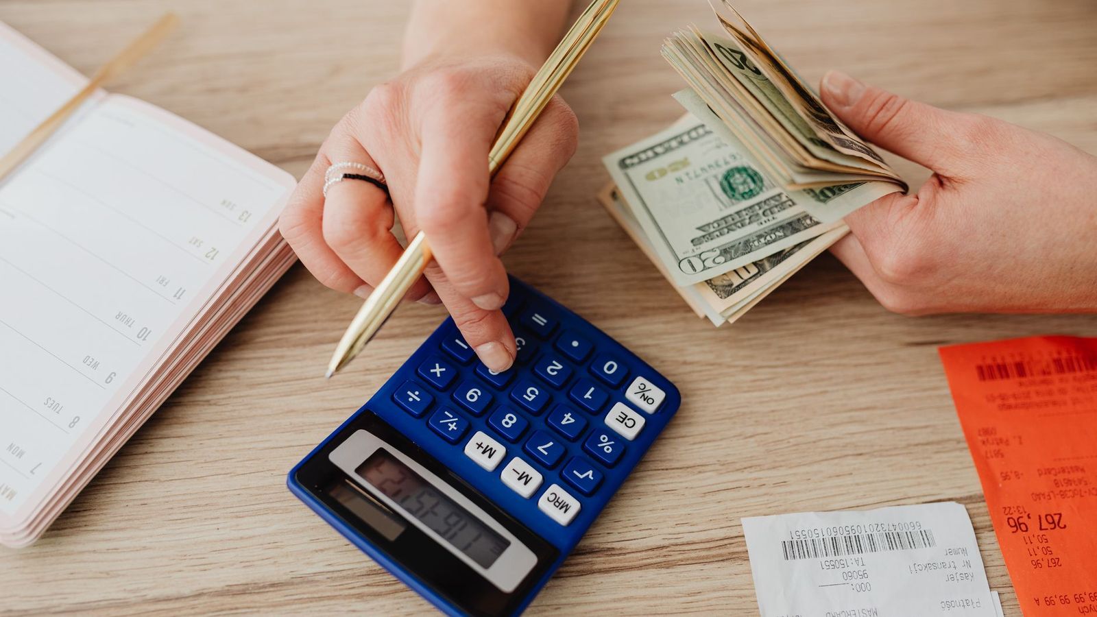 Un calcul de budget au crayon et a la calculatrice